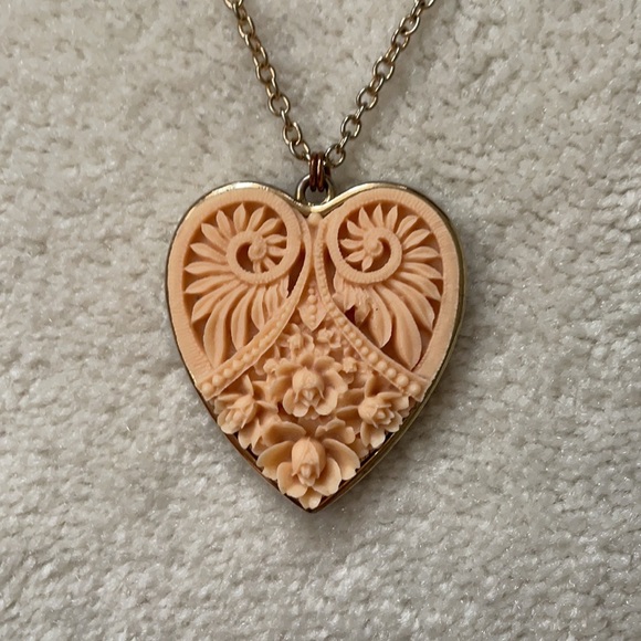 Cameo style Heart Shaped Pendant - Picture 2 of 5